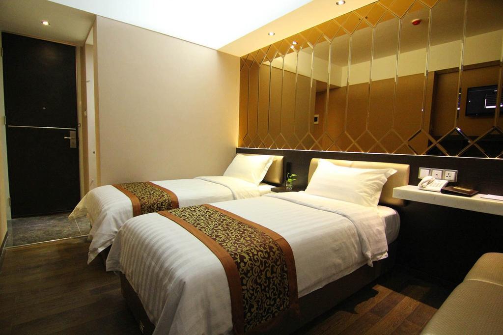 Favor Hotel Makassar City Center By Life Room photo
